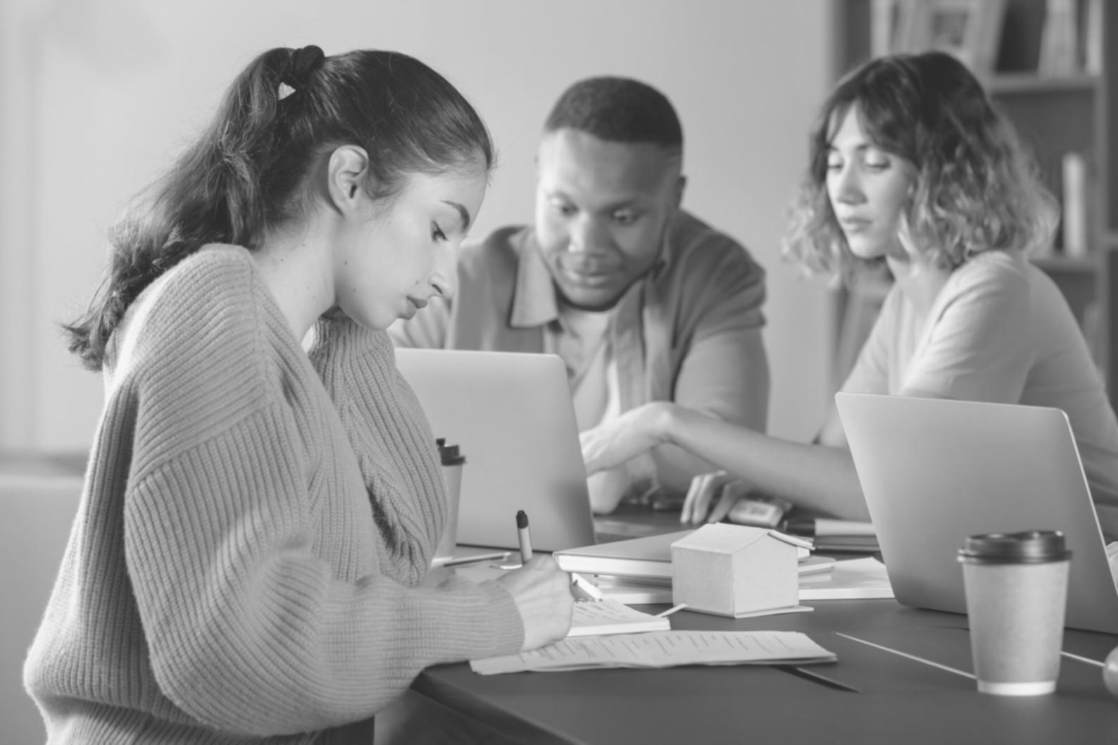 Professionelle Budgetanalyse und Finanzberatung im Büro